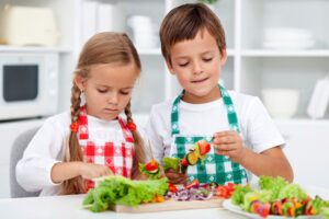niños comiendo