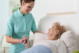 profesional de la salud con persona post operacion laparoscopica